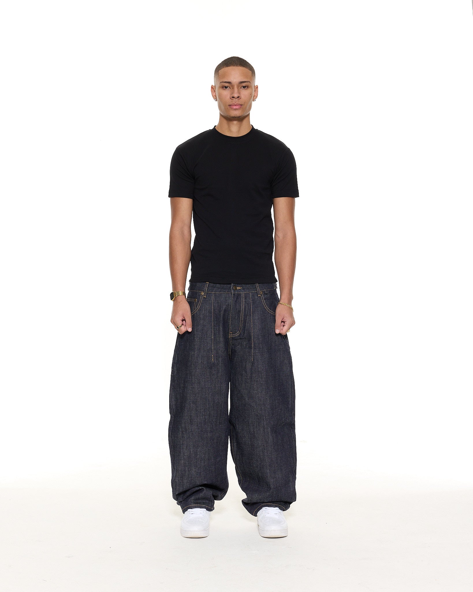 FITTED T-SHIRT - BLACK - Sweats UK