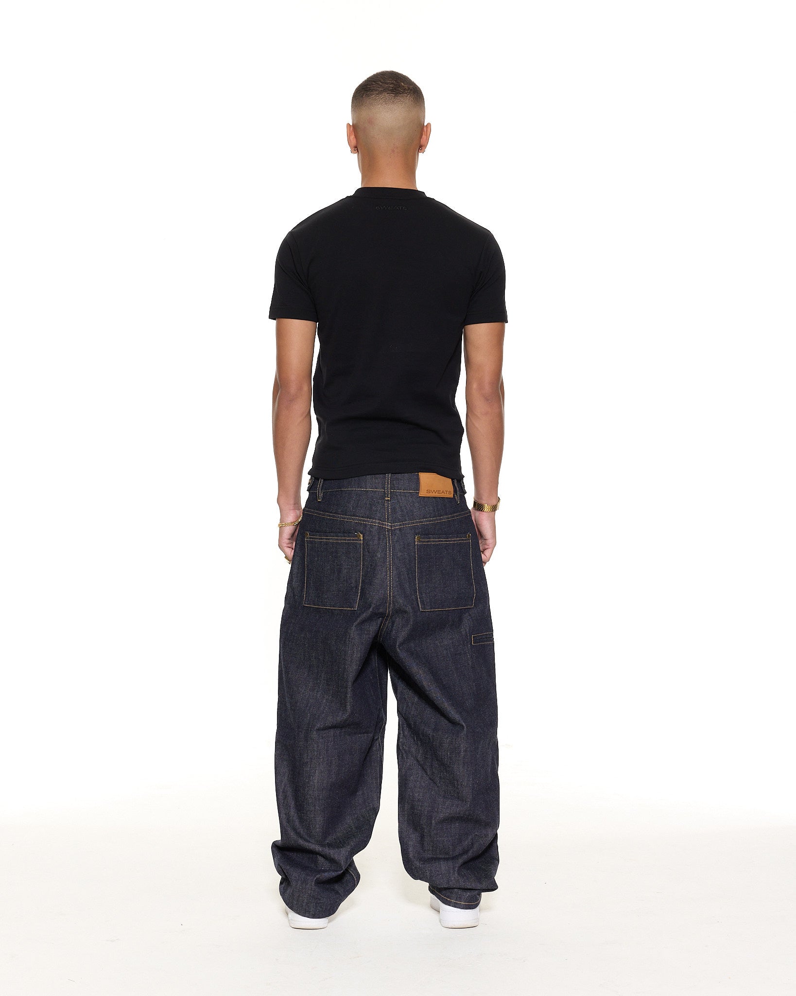 FITTED T-SHIRT - BLACK - Sweats UK