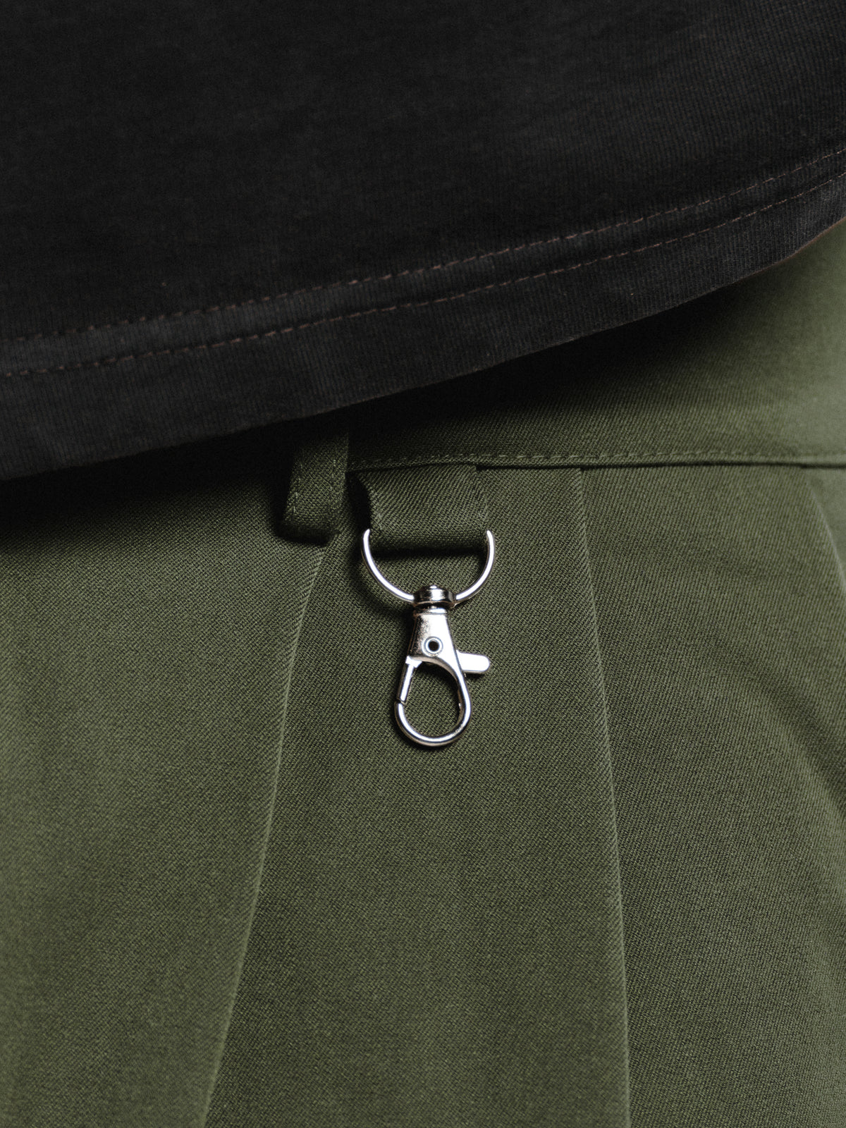 PLEATED SHORT - OLIVE
