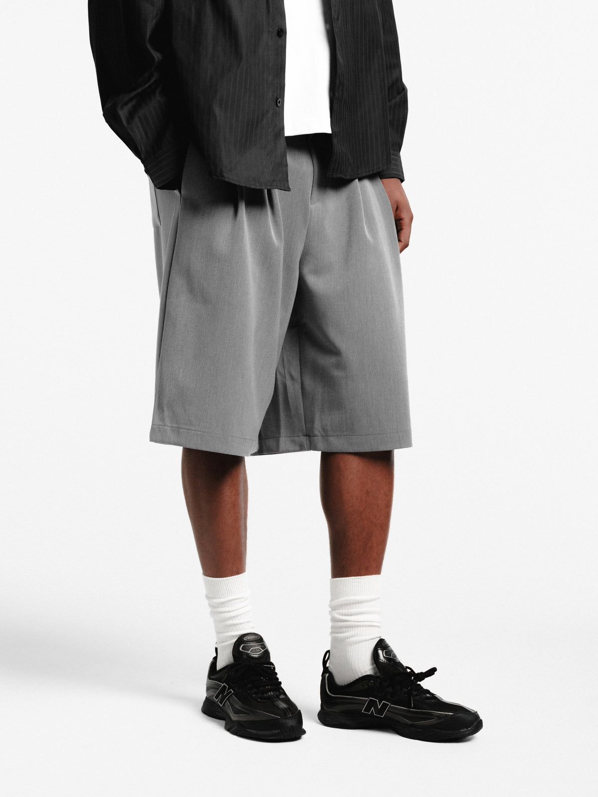 PLEATED SHORT - GREY